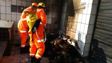 Bombeiros combatem incêndio em colchões e cobertores de morador de rua em Barbacena