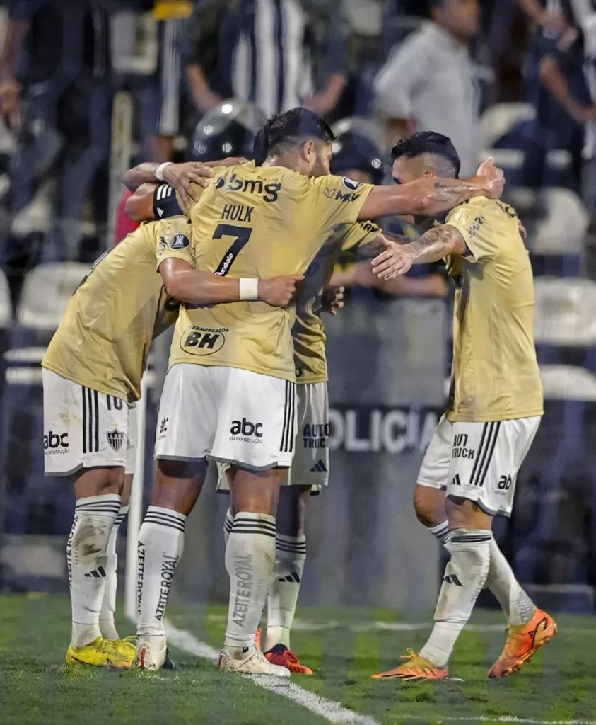 Libertadores: Paulinho decide e Atlético-MG vence para continuar vivo